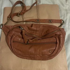 FP LEATHER SLING BAG